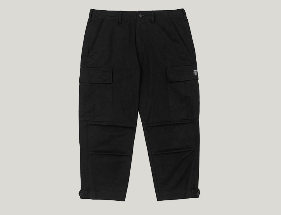 Dreidimensional geschnittener, einfarbiger Overall mit mehreren Taschen