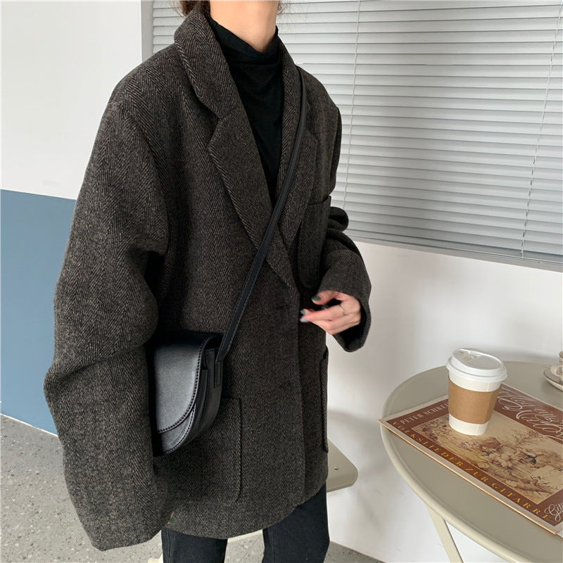 Mid-length and small woolen suit