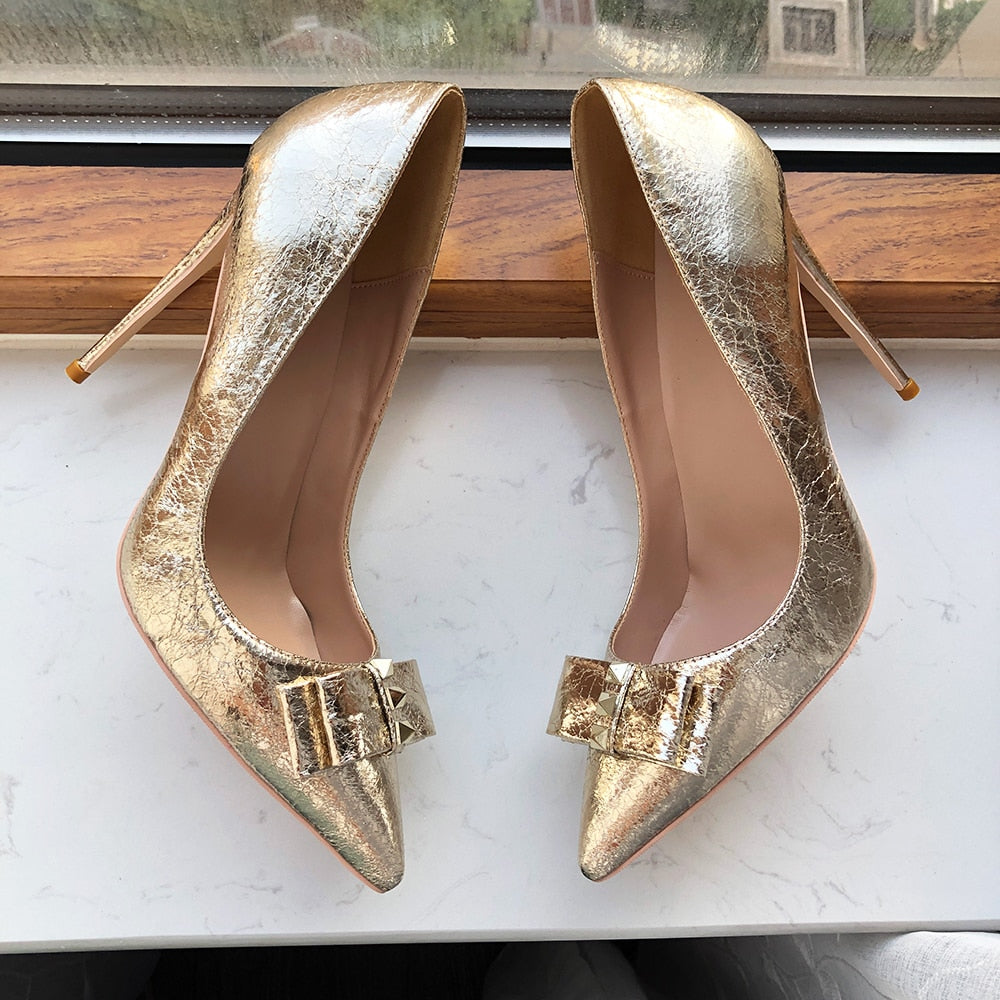 Tikicup Damen-Pumps mit spitzer Spitze und hohem Absatz in weichem Mattgold, Hochzeitsschuhe für die Braut mit Schleife, glänzende Stilettos, große Größe 43 44 45 