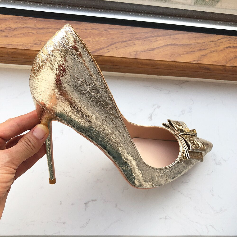 Tikicup Damen-Pumps mit spitzer Spitze und hohem Absatz in weichem Mattgold, Hochzeitsschuhe für die Braut mit Schleife, glänzende Stilettos, große Größe 43 44 45 