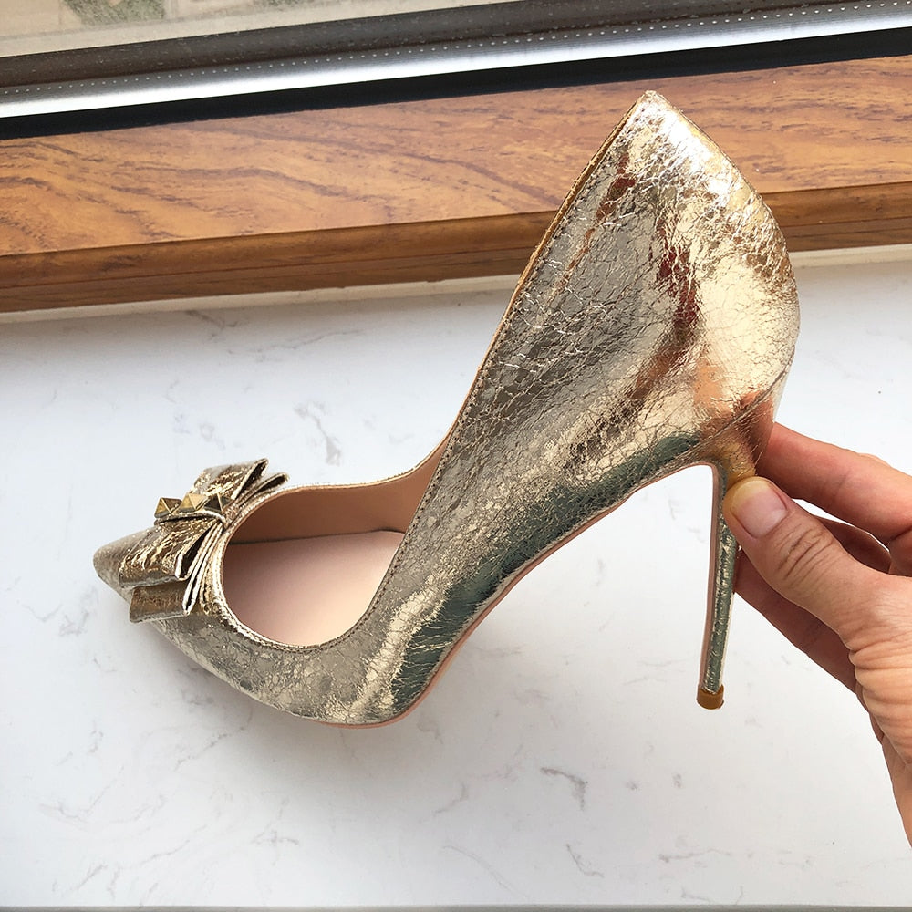 Tikicup Damen-Pumps mit spitzer Spitze und hohem Absatz in weichem Mattgold, Hochzeitsschuhe für die Braut mit Schleife, glänzende Stilettos, große Größe 43 44 45 