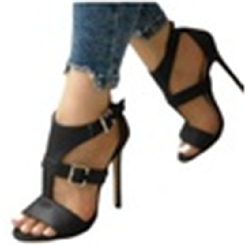 Sandalen mit High Heels und Schnalle