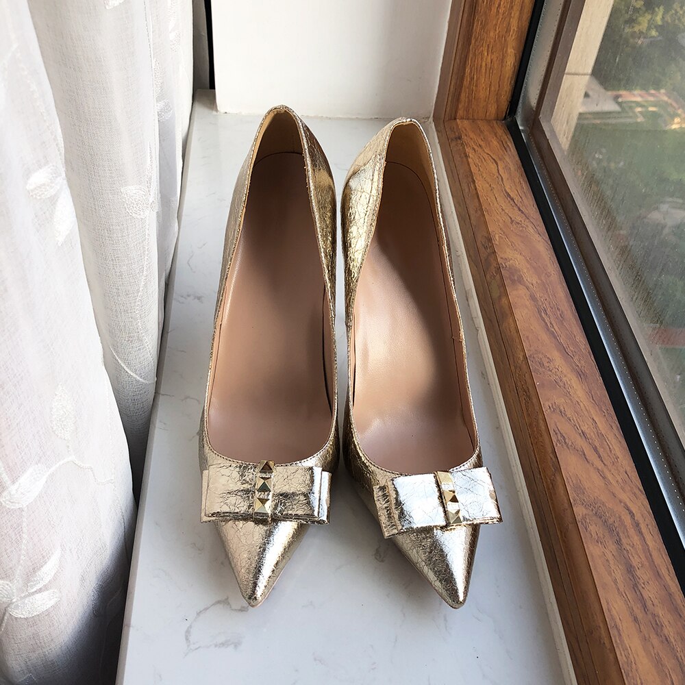 Tikicup Damen-Pumps mit spitzer Spitze und hohem Absatz in weichem Mattgold, Hochzeitsschuhe für die Braut mit Schleife, glänzende Stilettos, große Größe 43 44 45 