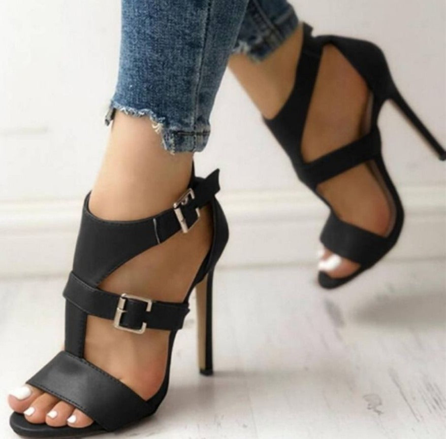 Sandalen mit High Heels und Schnalle