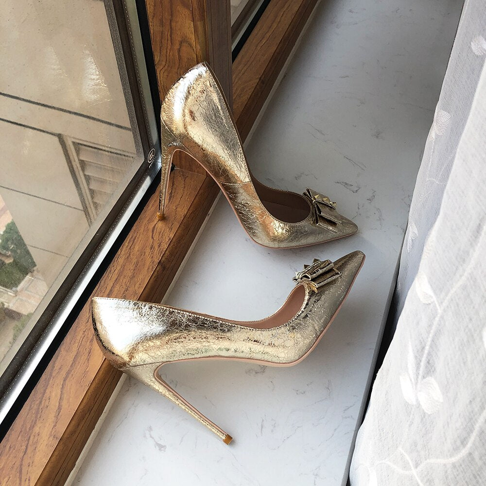 Tikicup Damen-Pumps mit spitzer Spitze und hohem Absatz in weichem Mattgold, Hochzeitsschuhe für die Braut mit Schleife, glänzende Stilettos, große Größe 43 44 45 